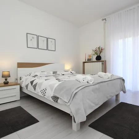 Rozi Apartment *